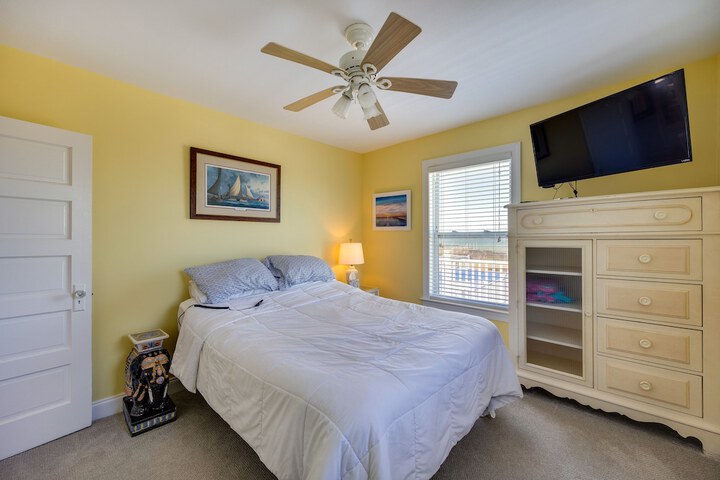Welcoming Cottage w / Outdoor Pool & Water Views!