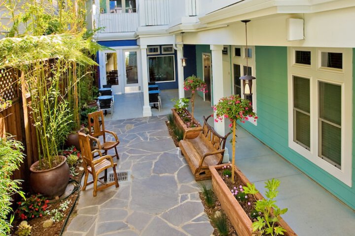 Hotel Exterior 21 of 23