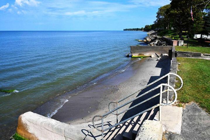 SeaSide Lake-Front Cottage