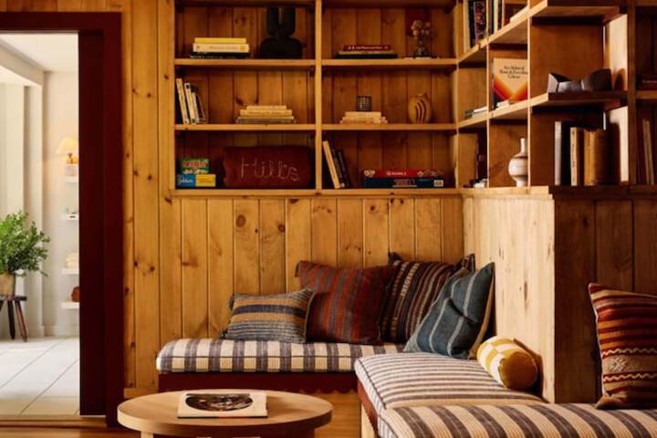 Lounge 64 of 77