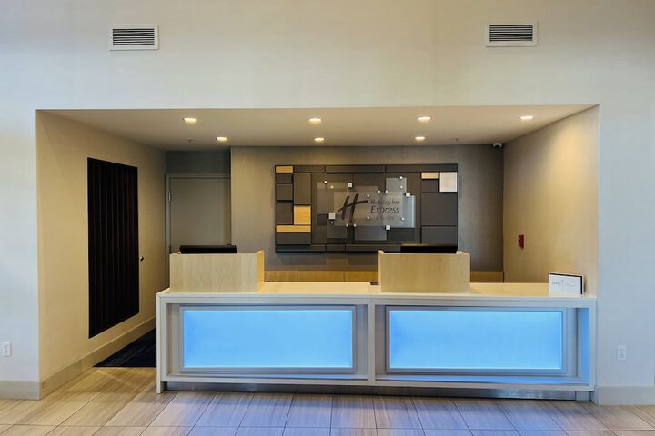 Holiday Inn Express & Suites Salinas by IHG