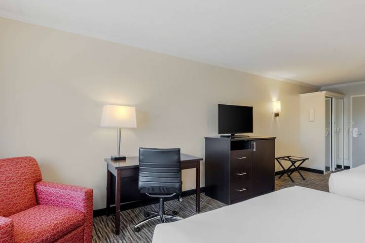 Room 13 of 28
