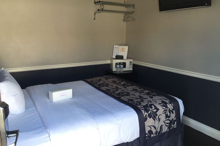 Room 12 of 16