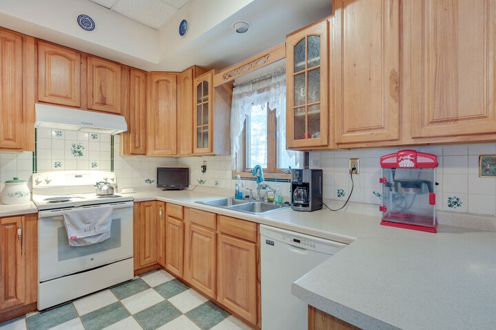 Lakefront Rhinelander Retreat w / Private Hot Tub!