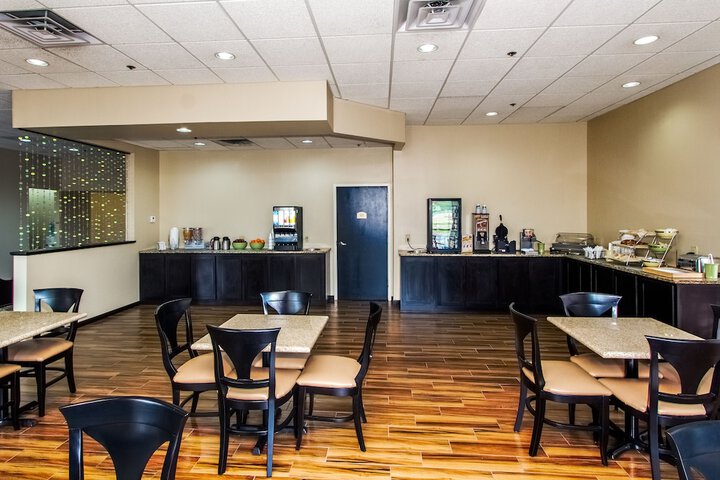 Quality Inn & Suites Moline - Quad Cities