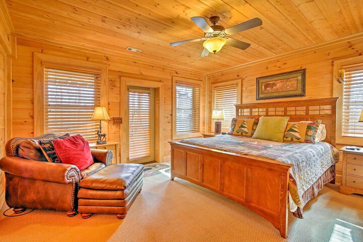 Lake Hartwell Lodge w / Dock Theater + Hot Tub!
