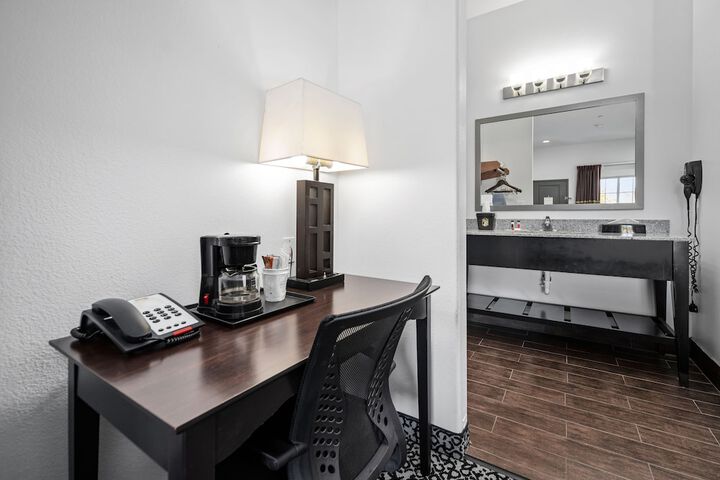 Super 8 by Wyndham Carthage TX