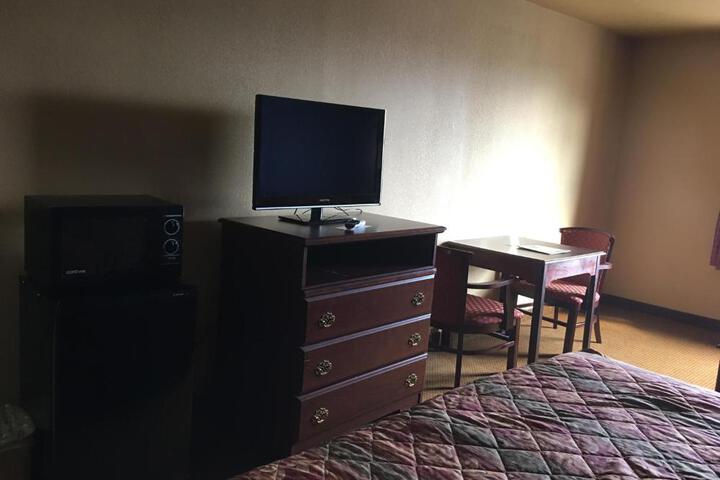 Econo Lodge Inn & Suites