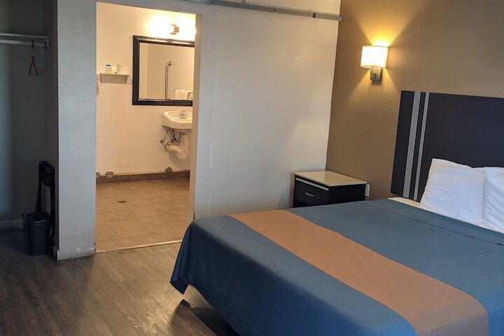 Room 14 of 32
