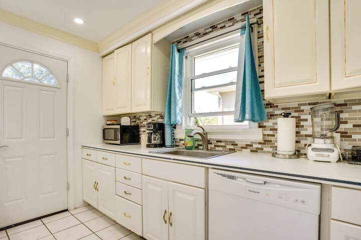 4 Mi to Nyc Shared Yard: Englewood Apartment!