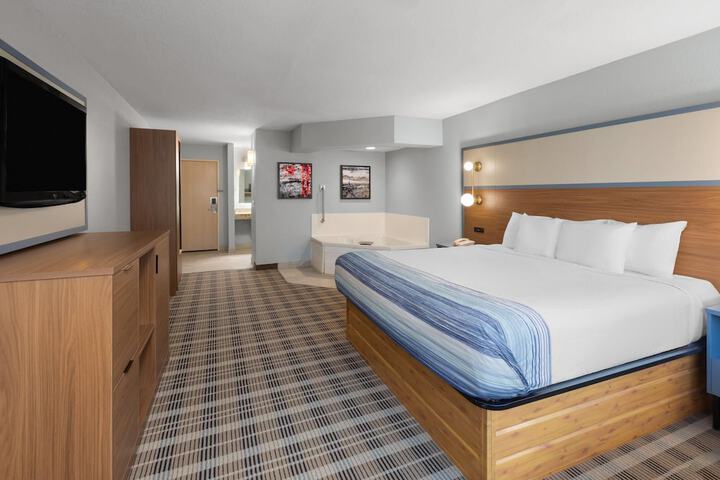 AmericInn by Wyndham Douglas / Saugatuck