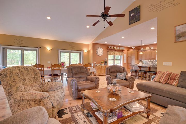 Family-friendly Retreat w / Deck in Cassville!