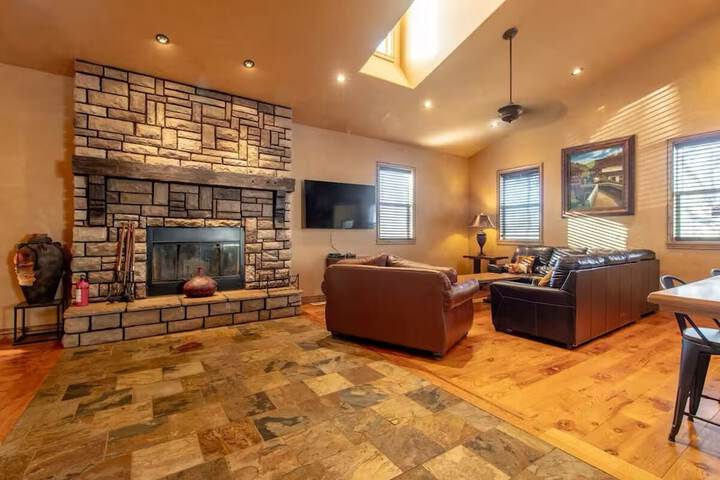 14 Guests 5BR 2BA Game room and Living