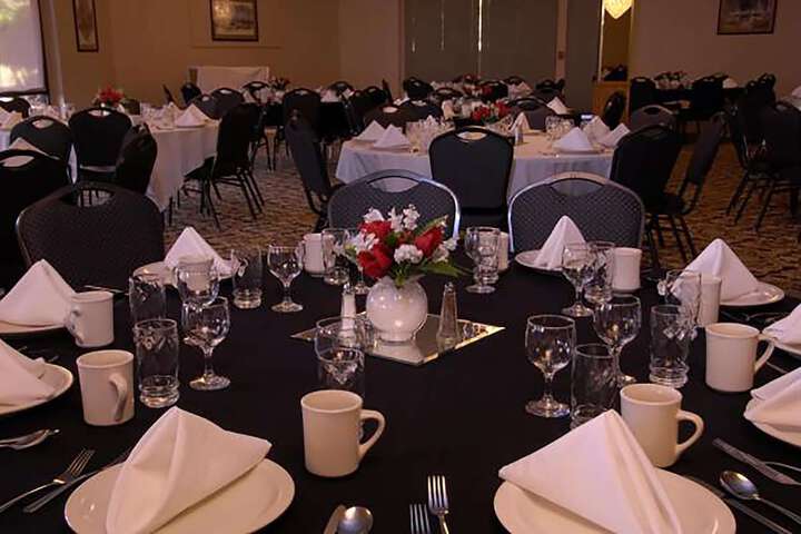 Dining 25 of 27