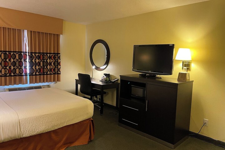 Super 8 by Wyndham Colby