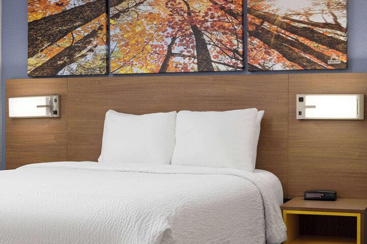 Days Inn & Suites by Wyndham Green Bay WI.