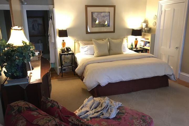 PineCrest Inn
