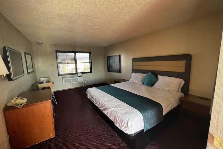 Room 6 of 27