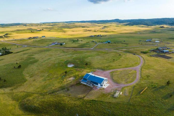 Black Hills Barndo-Hot Tub & Massage Chair