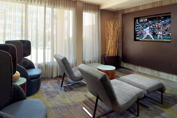 Lounge 32 of 36