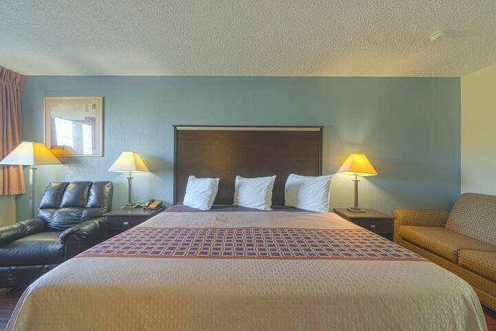 Regency Inn & Suites by OYO Bay City TX