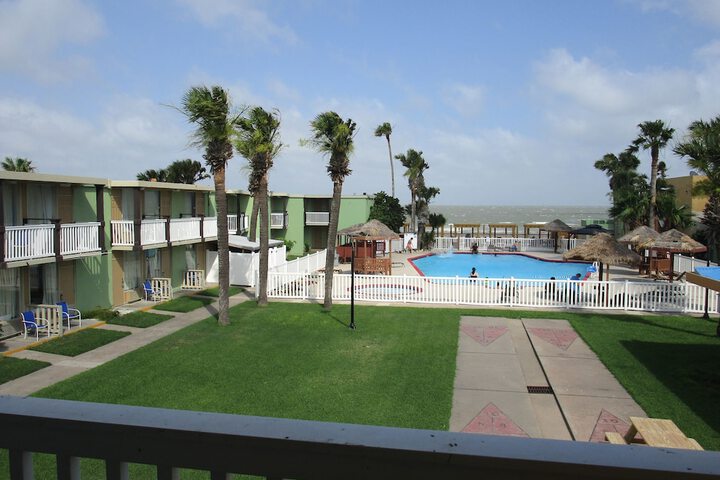Hotel Exterior 39 of 42