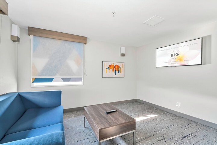 Holiday Inn Express Palestine by IHG
