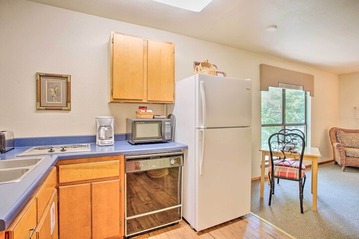 Bright Davis Escape w / Screened-in Porch!