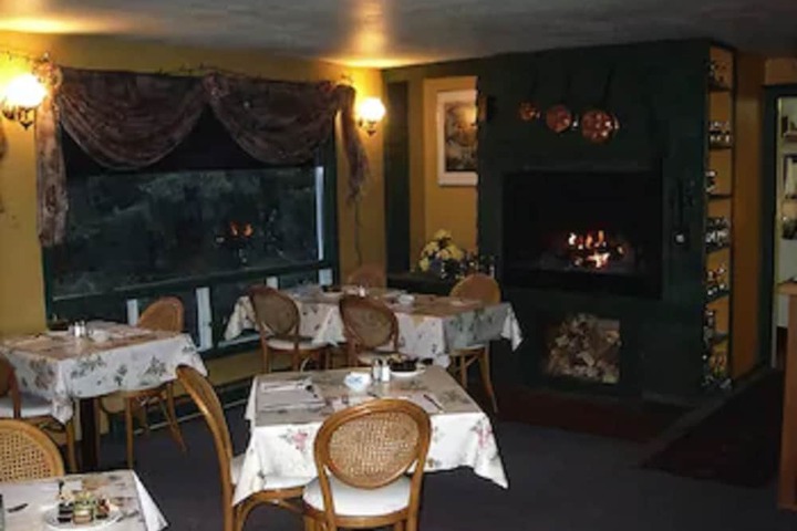 Dining 42 of 45