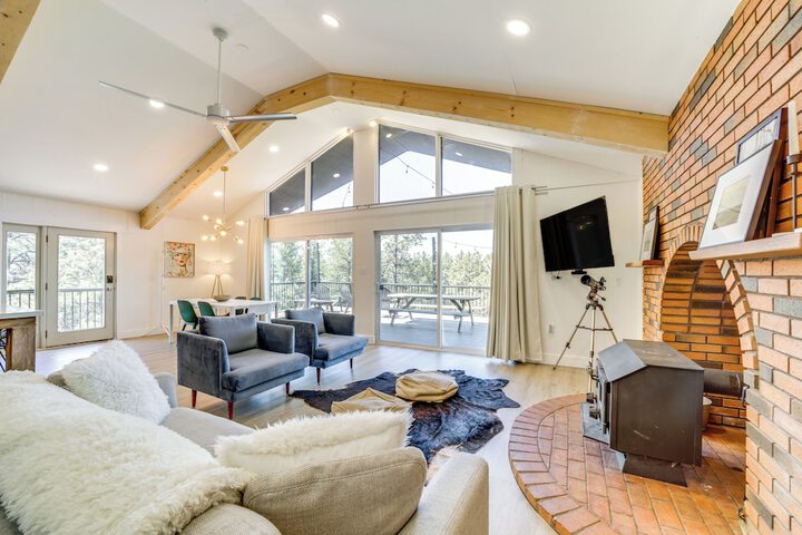 Pine Cabin w / Large Deck & Scenic Mountain Views!