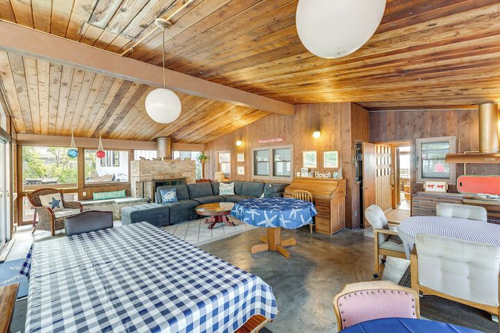 Bayfront Retreat w / Private Beach in Birch Bay
