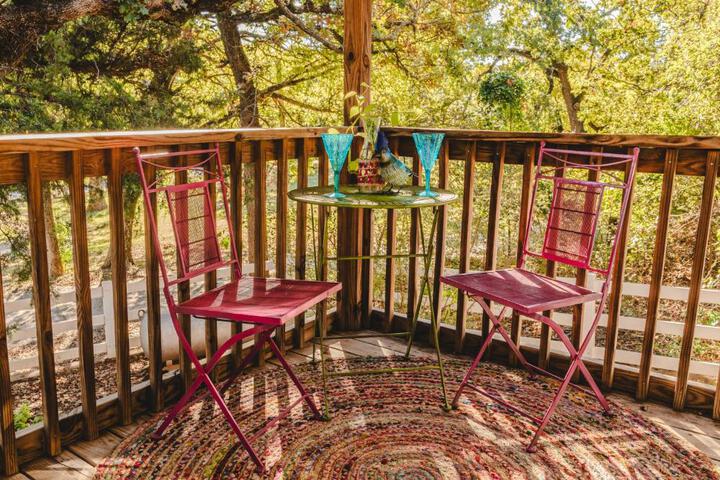 The Bluebird Cottage Style Cabin with Hot Tub near Turner Falls and Casinos