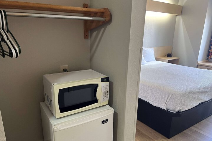 Days Inn & Suites by Wyndham Hutchinson