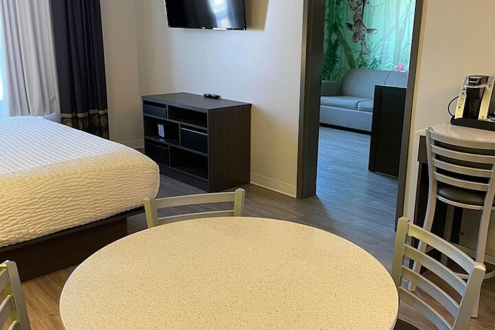 Room 36 of 77