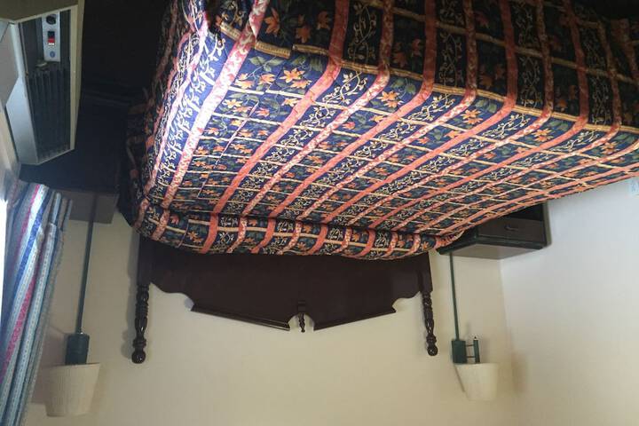 Room 13 of 22