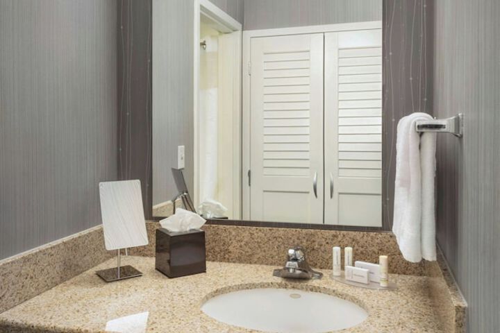 Courtyard by Marriott Newark Liberty International Airport