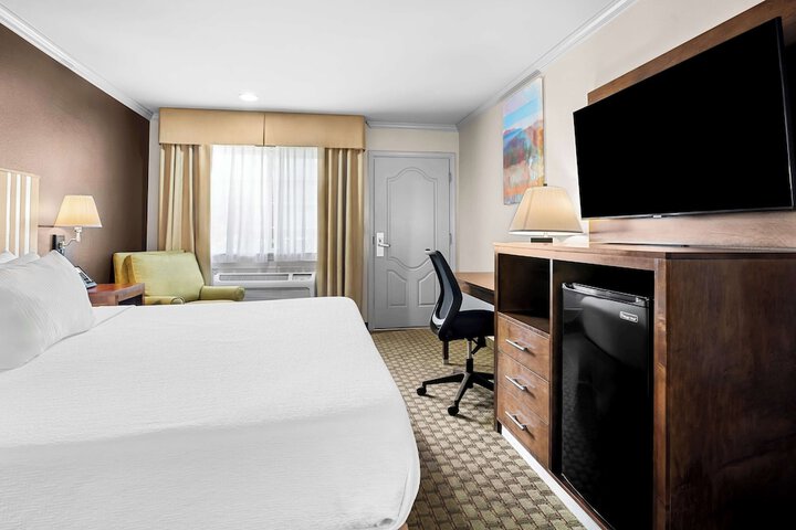Room 10 of 26