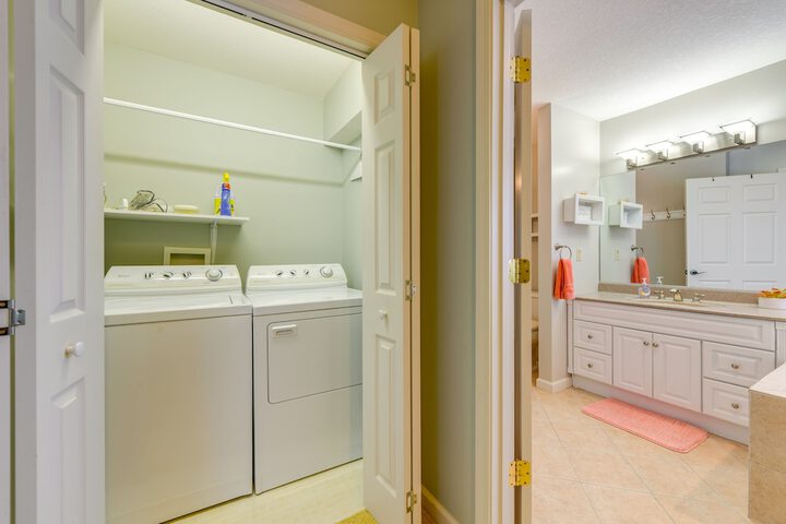 Bright Franklin Villa: Fireplace Golf Course View