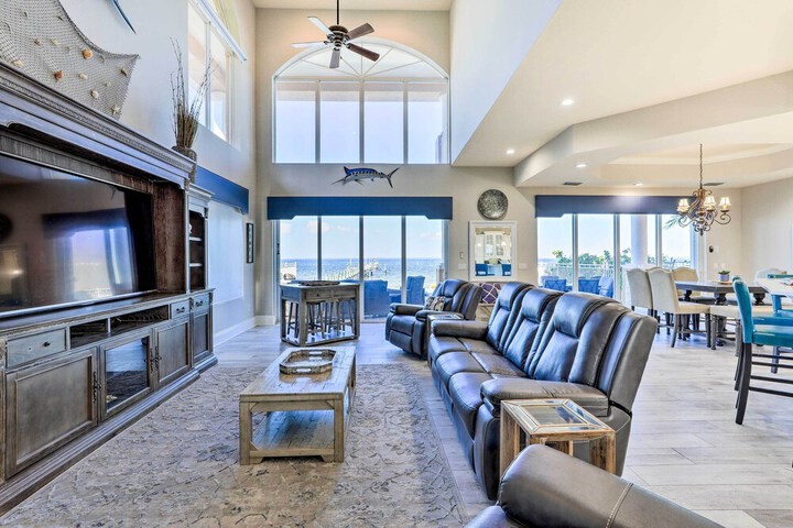 Apollo Beach House w / Private Pool + Hot Tub