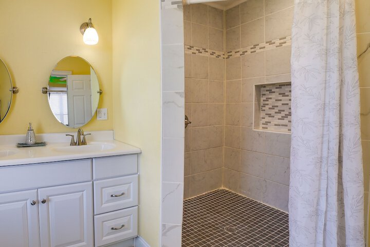 Inviting Connellsville Getaway w / Deck!