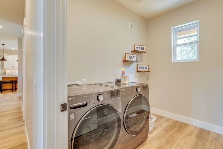 Spacious Donnelly Family Home w / Private Hot Tub!