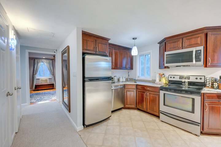 Cozy Dix Hills Apt w / Deck 7 Mi to Beach!