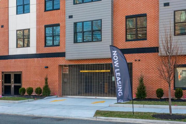 Opulence in Olive with Free Parking 2 BR 2 baths Suite, 5 beds and Sleeps 8