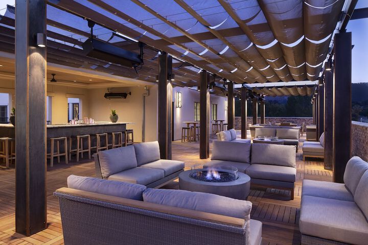 Lounge 25 of 34