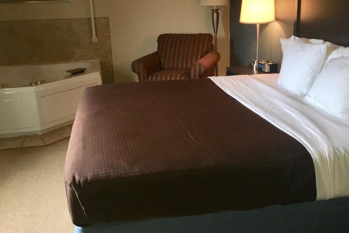 AmericInn by Wyndham Monmouth
