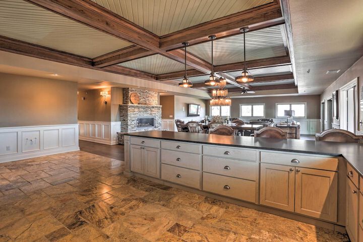 Main Street Strugis Apt w / High-end Features