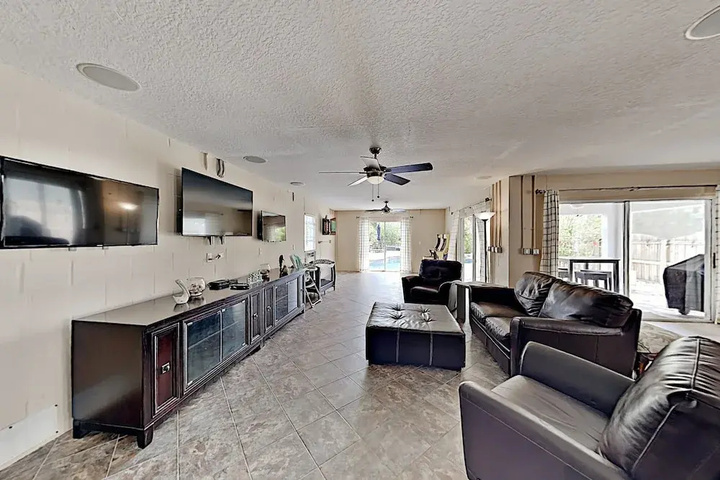 Immaculate Canal W / Pool Dock & Game Lounge 4 Bedroom Home