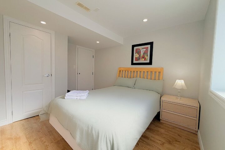 Cozy Rooms in Bright Walkout Suite - Newly Renovated 2026