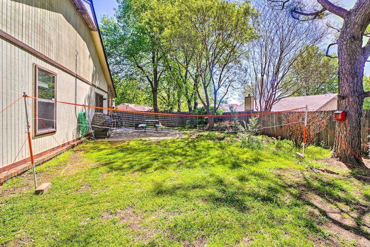 Family-friendly Broken Arrow Retreat w / Yard!