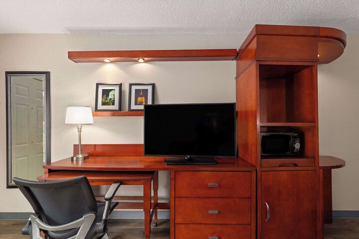 Days Inn by Wyndham Knoxville East